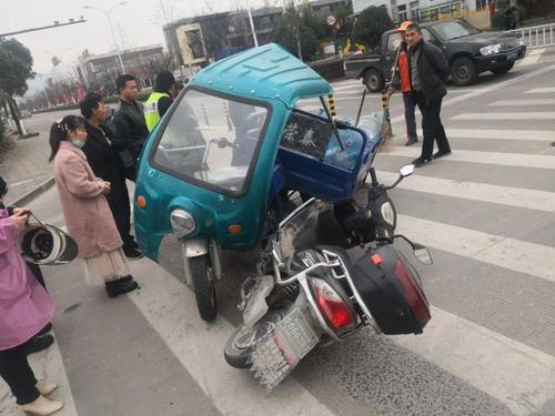 佛山一电动车横穿马路，瞬间被撞飞，车上2人抢救无效死亡, 你怎么看骑自行车被撞飞突发！外卖员闯红灯被撞身亡，送单速度与生命安全哪个更重要